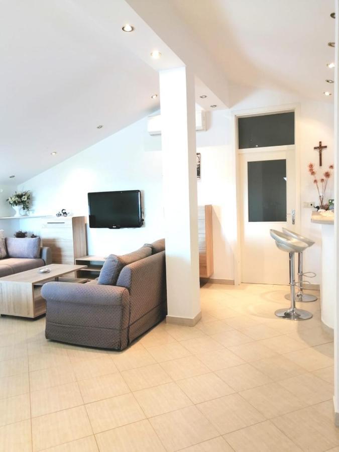 Lovely Sea View House In Malinska Island Krk ภายนอก รูปภาพ