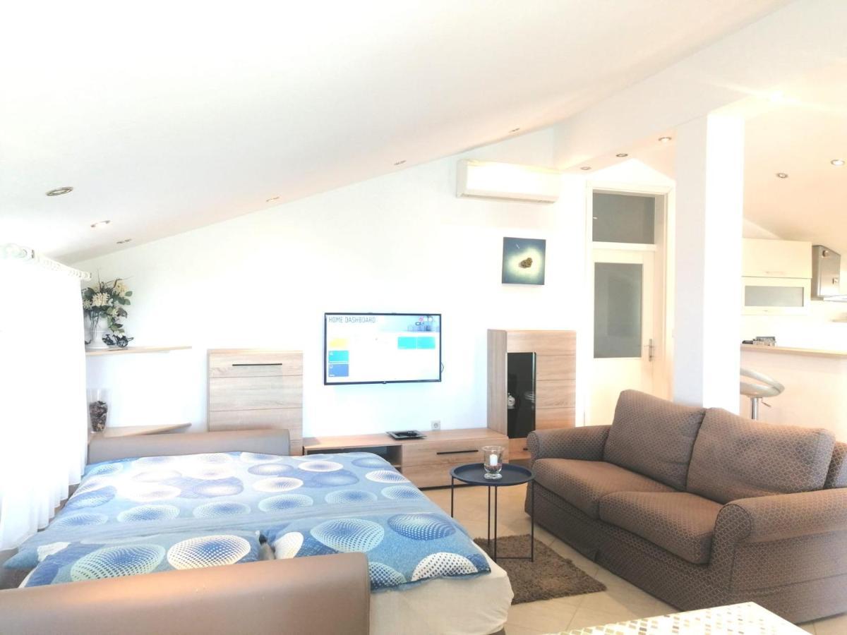 Lovely Sea View House In Malinska Island Krk ภายนอก รูปภาพ