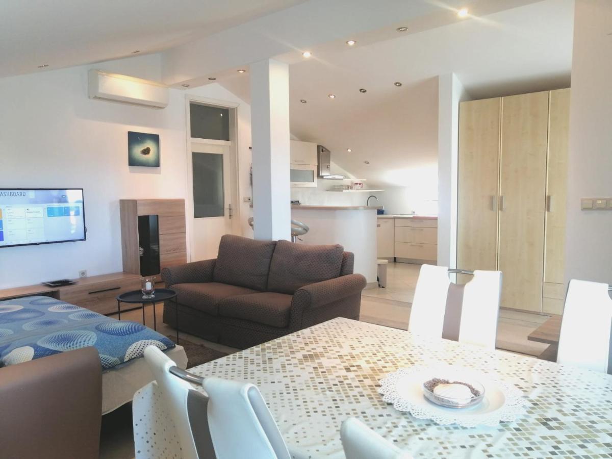 Lovely Sea View House In Malinska Island Krk ภายนอก รูปภาพ